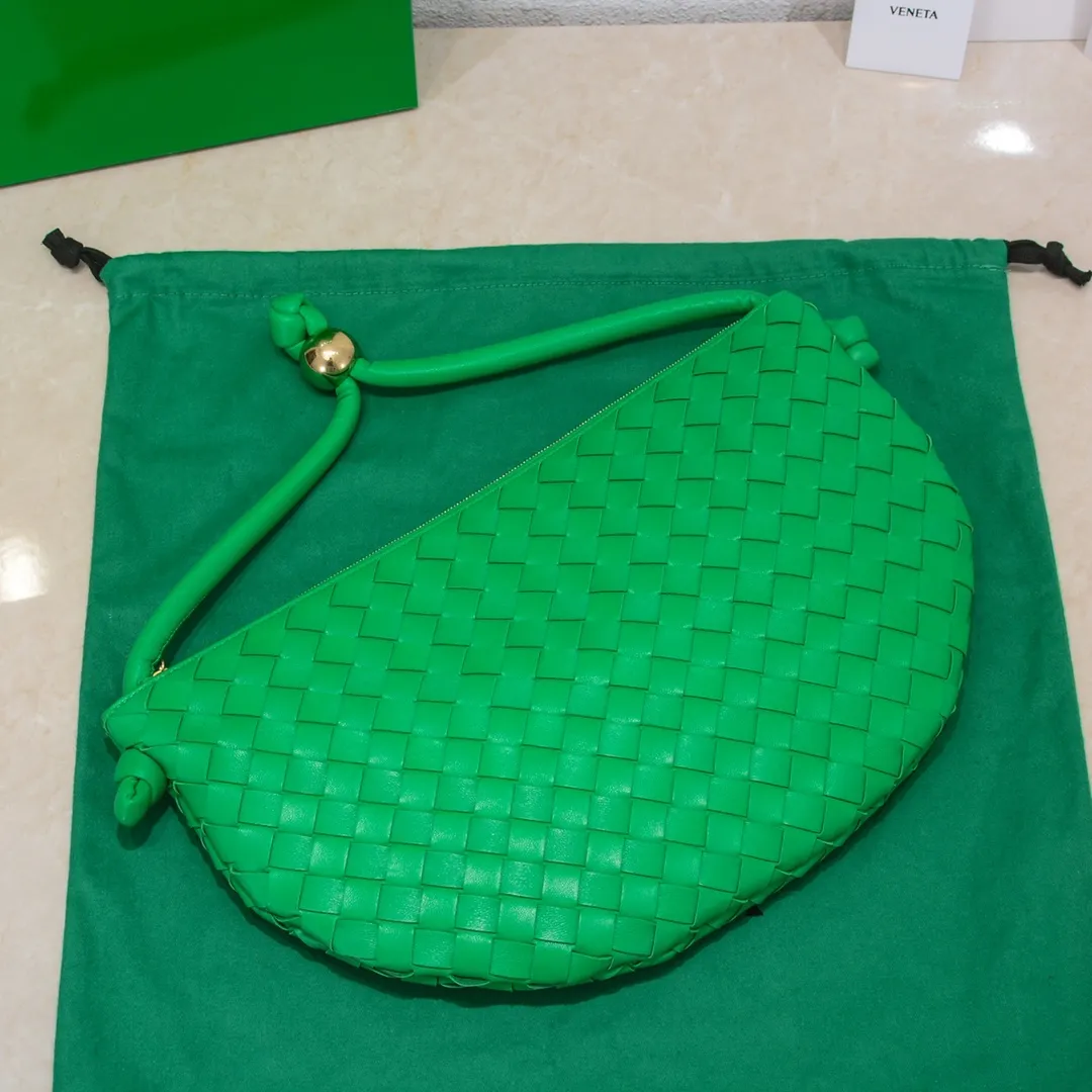 Batch 1260 BV has released a new product. TURN # Recommended new popular style is still the classic woven logo that we can recognize at a glance. It is really a unique style that is familiar and unfamiliar! Made of sheepskin woven with beautiful gold beads on the shoulder straps for free adjustment. When in use, you can switch between the shoulder and handle bag at will. It has a concave and convex shape anytime and anywhere. It is a practical king with a unique personality. With the right color combination, it can be sweet or salty. It is full of style. Summer catwalk style is beautiful. Pull it out quickly. Size: 40*3*24, model: 6699-3#